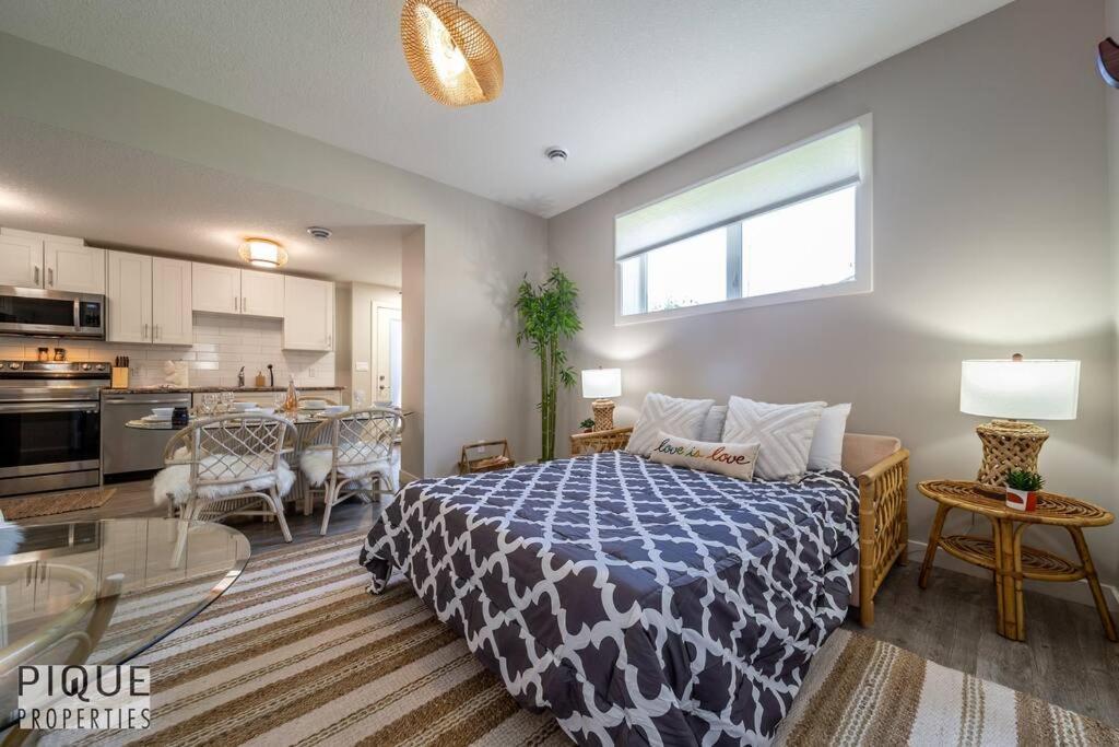 Boho Chic - Long - Fireplace - Garage Edmonton